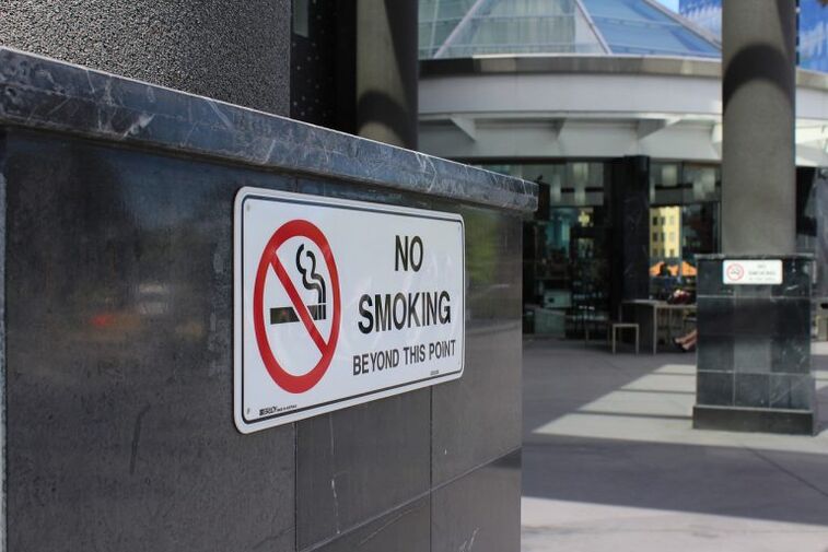 a nyilvános helyeken történő dohányzási tilalom ösztönzi a dohányzásról való leszokást