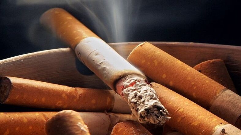 égő cigaretta és a dohányzás abbahagyása